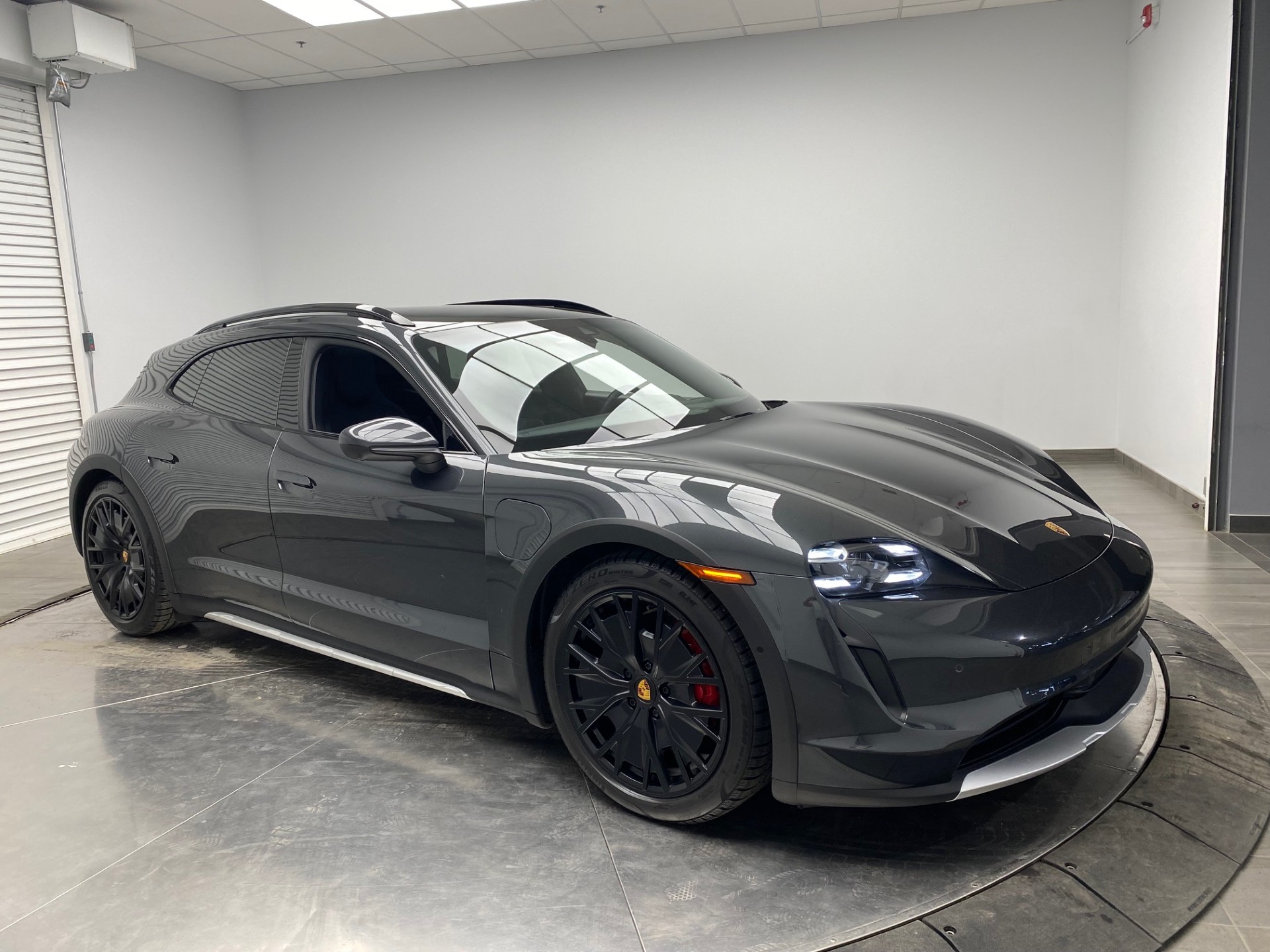 2024 Porsche Taycan 4S Cross Turismo AWD EV Sport Wagon, (562HP), All Wheel Drive, Launch Control, 437KM Range, Selective Air Suspension, Panoramic Sunroof, GTS Wheels, Volcano Grey Metallic, Jet Black Interior, Local Calgary 1-Owner Car, Servicing Up to Date at Porsche, Clean Carfax History w/13,919km